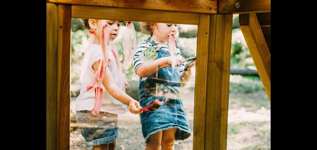 Discovery Spielhaus Outdoor-Spielhaus für Kinder aus Holz, Kletterrampe, Rutsche, Pflanzkübel, Malscheibe, natur
