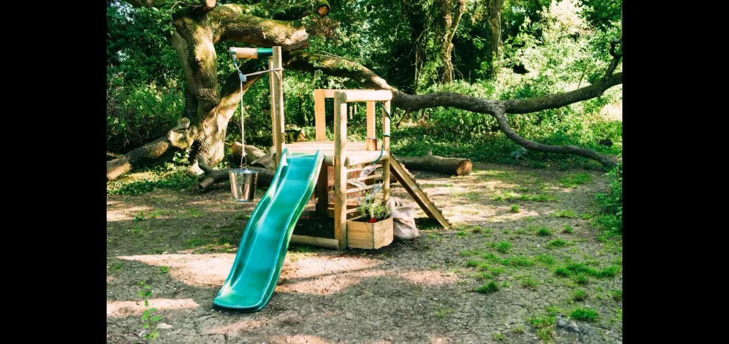 Discovery Spielhaus Outdoor-Spielhaus für Kinder aus Holz, Kletterrampe, Rutsche, Pflanzkübel, Malscheibe, natur