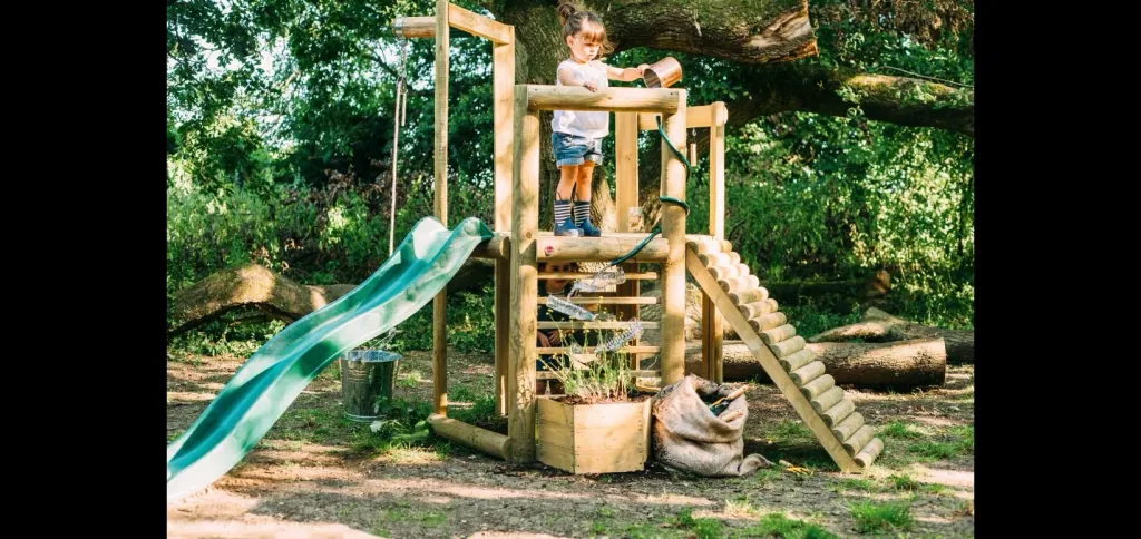 Discovery Spielhaus Outdoor-Spielhaus für Kinder aus Holz, Kletterrampe, Rutsche, Pflanzkübel, Malscheibe, natur