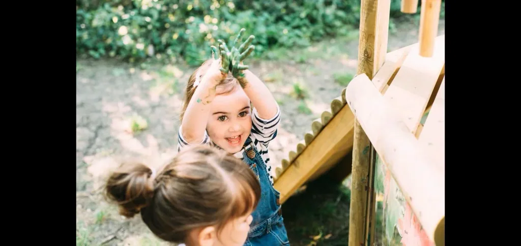 Discovery Spielhaus Outdoor-Spielhaus für Kinder aus Holz, Kletterrampe, Rutsche, Pflanzkübel, Malscheibe, natur