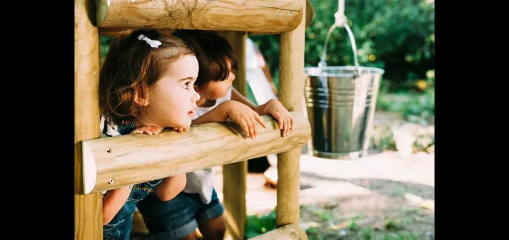 Discovery Spielhaus Outdoor-Spielhaus für Kinder aus Holz, Kletterrampe, Rutsche, Pflanzkübel, Malscheibe, natur