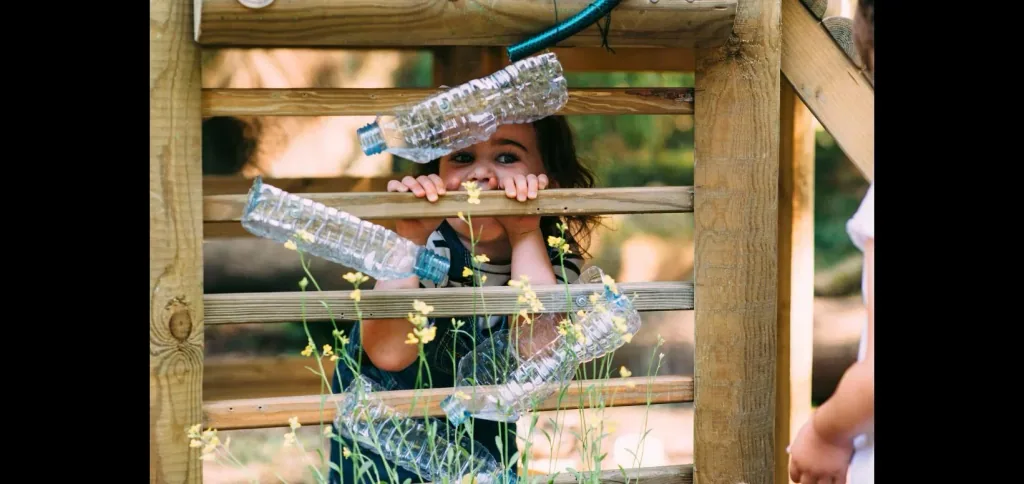 Discovery Spielhaus Outdoor-Spielhaus für Kinder aus Holz, Kletterrampe, Rutsche, Pflanzkübel, Malscheibe, natur