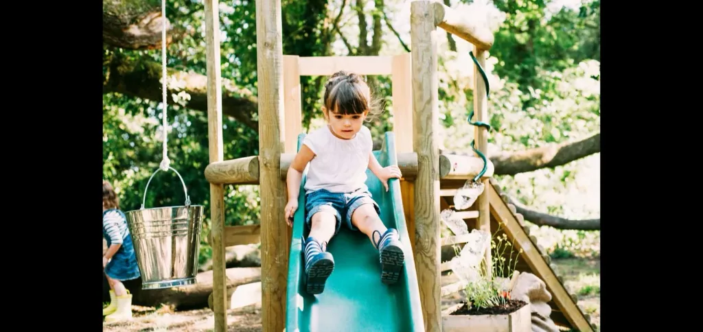 Discovery Spielhaus Outdoor-Spielhaus für Kinder aus Holz, Kletterrampe, Rutsche, Pflanzkübel, Malscheibe, natur