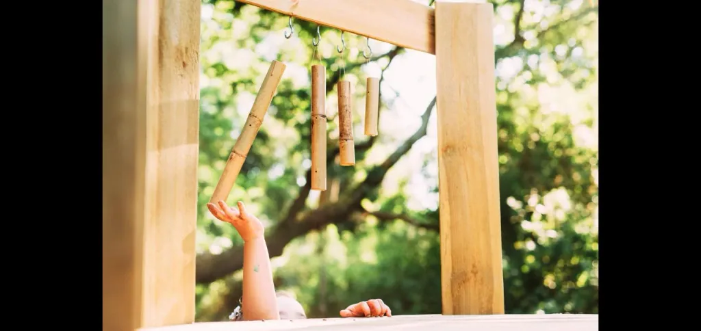 Discovery Spielhaus Outdoor-Spielhaus für Kinder aus Holz, Kletterrampe, Rutsche, Pflanzkübel, Malscheibe, natur