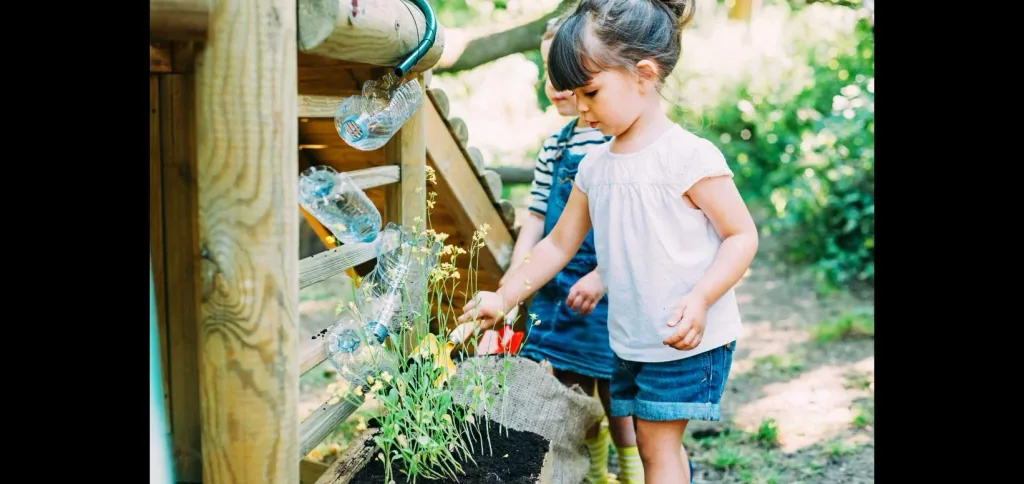 Discovery Spielhaus Outdoor-Spielhaus für Kinder aus Holz, Kletterrampe, Rutsche, Pflanzkübel, Malscheibe, natur