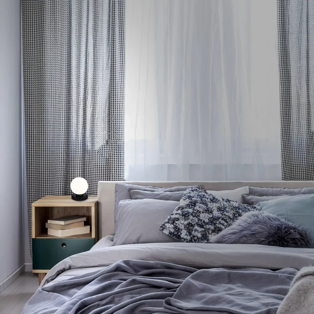 PULU Tischleuchte, Metallsockel schwarz, Opal Glas, Kabelschalter, E14 Fassung