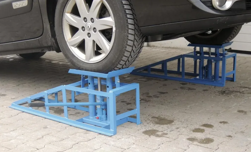 Auffahrrampe mit Hubvorrichtung