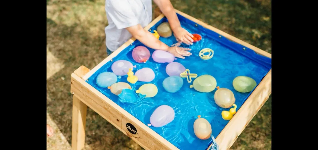 Sand- und Wassertisch Build and Splash, Outdoor-Spieltisch für Kinder aus Holz, natur