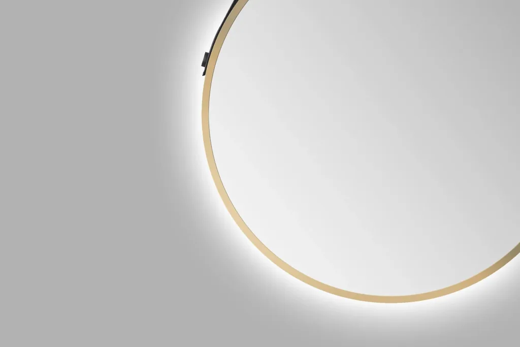 Dekorativer runder Wandspiegel mit indirekter LED Beleuchtung in gold matt Ø 50 cm