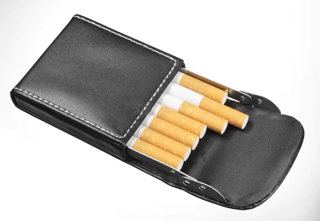 Scheck-Visitenkarten und Zigaretten Etui