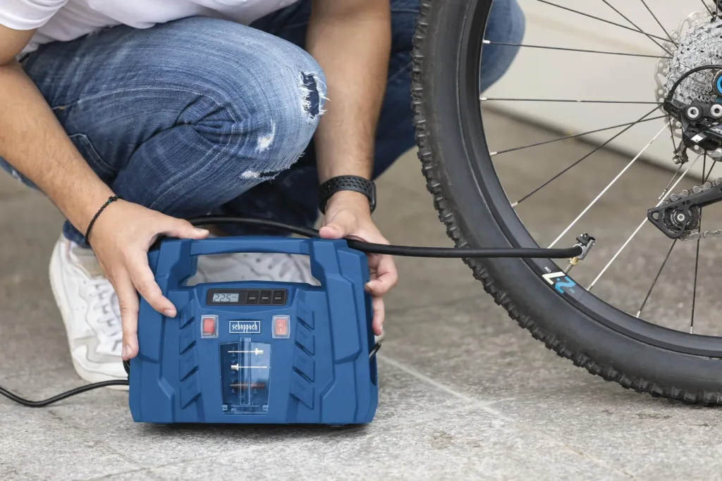 Mobiler Kompressor Air Force 5 / elektrische Luftpumpe, 230V / 12V, 8 bar inklusive Zubehör