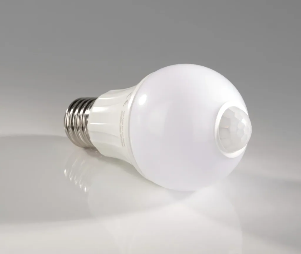 LED Lampe mit Bewegungssensor - 6 Watt, E27, warmweiß