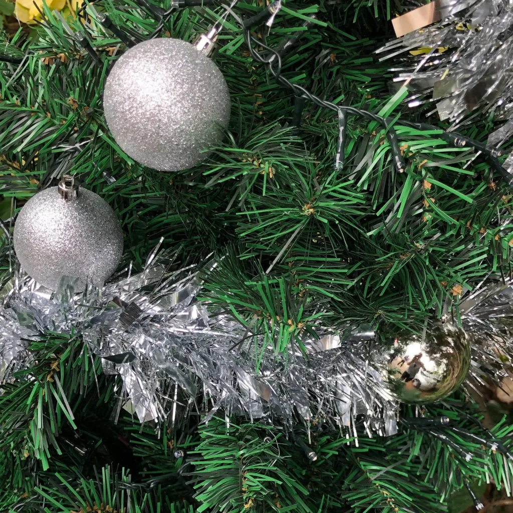 Schwarzwälder Weihnachtsbaum-Paket 180cm Silber + Weihnachtskugeln + Weihnachtsbeleuchtung + Weihnachtsgirlande + Schirm