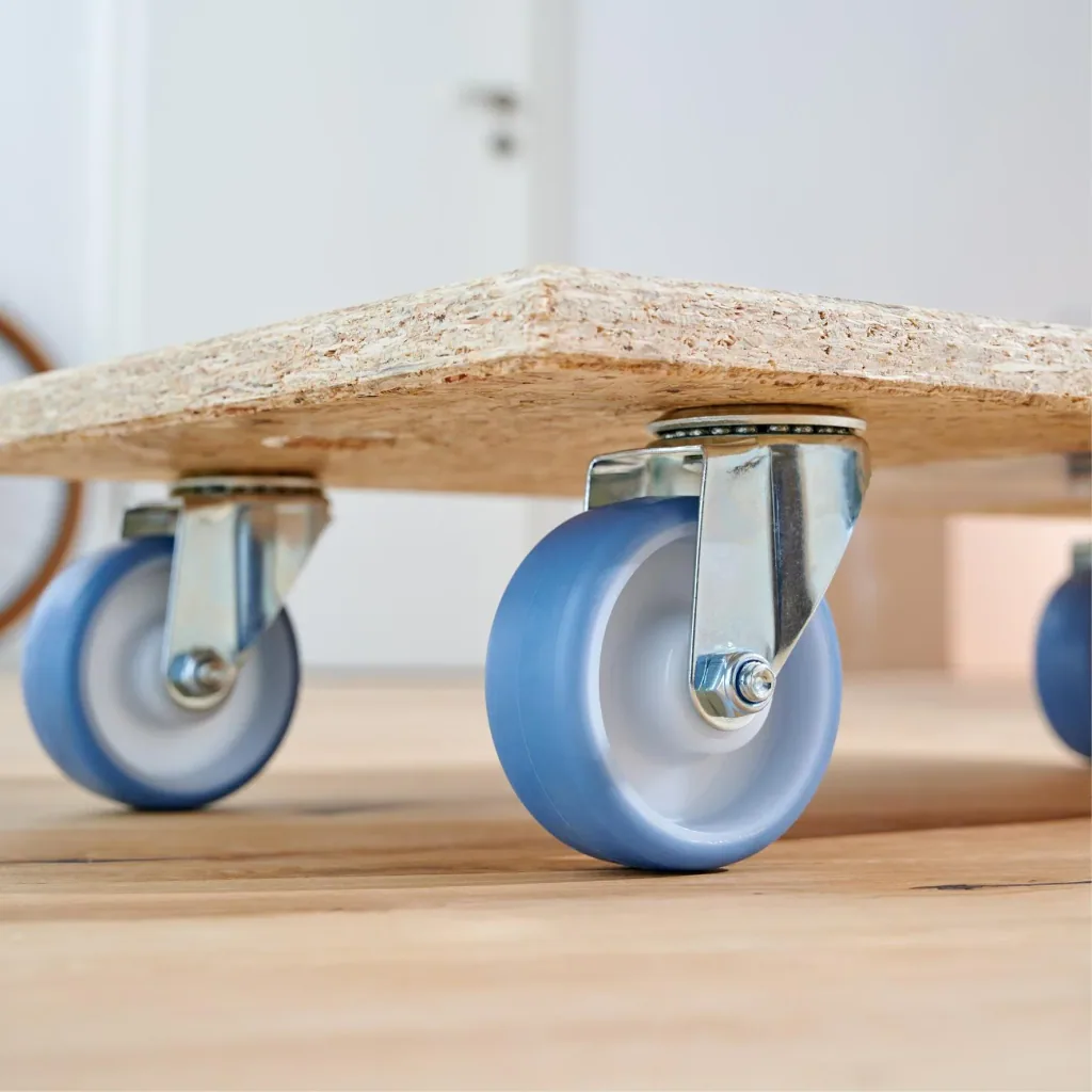 Transporthilfe MM 1173 , 57,5 x 30 x 11 mm, softe Rollen Ø 75 mm, Rollenlager, OSB Platte, CO2-neutral, Tragkraft 250 kg