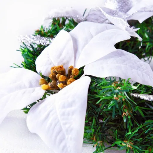 Weihnachtskranz mit weißen Blumen - Ø22cm