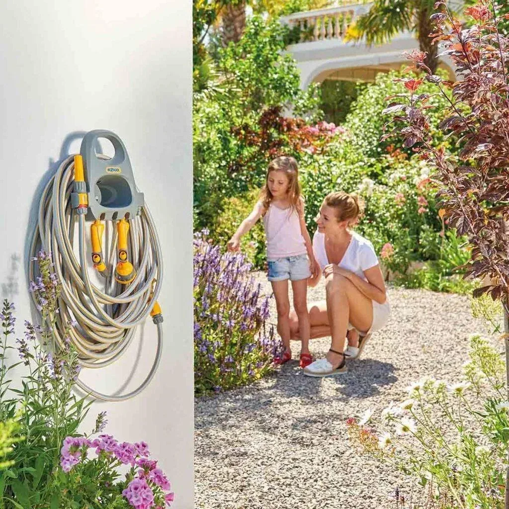 Wandschlauchhalter mit 20m Gartenschlauch, Kupplung und Gartenspritze