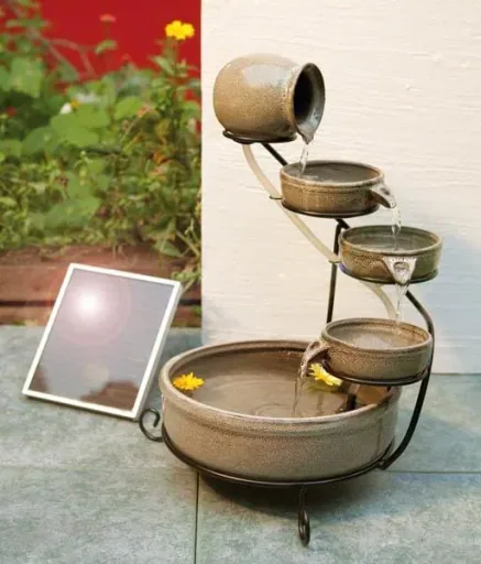 Solarbetriebener Kaskadenbrunnen