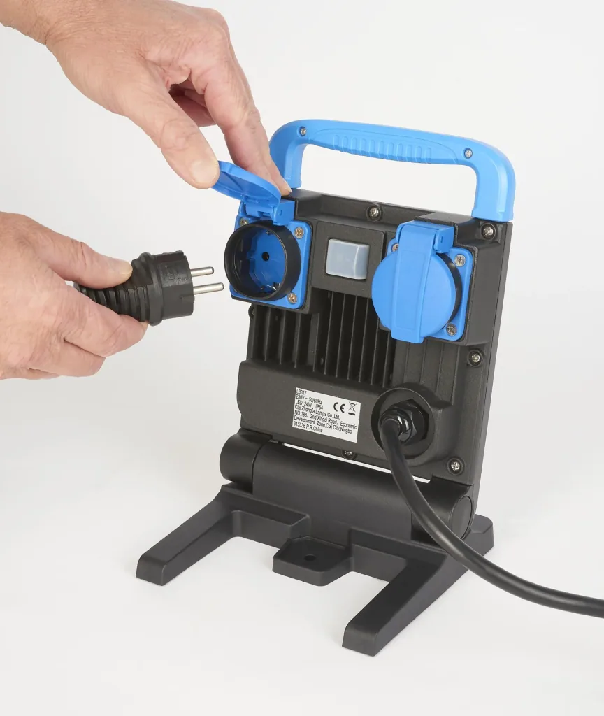 24 W LED Arbeitsleuchte mit 2 Steckdosen