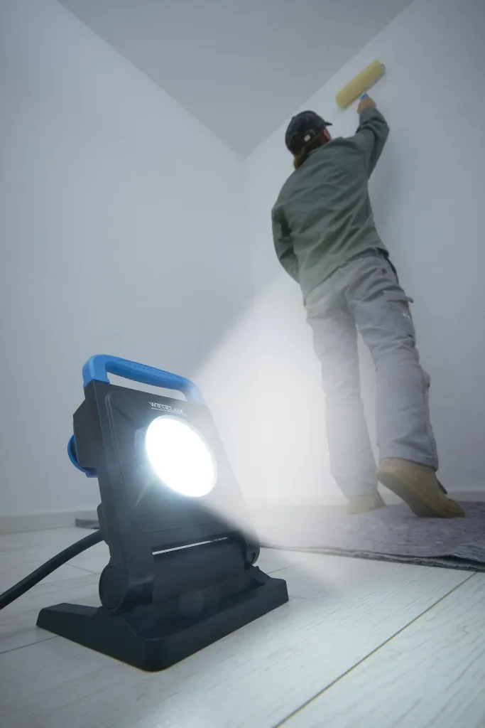 24 W LED Arbeitsleuchte mit 2 Steckdosen