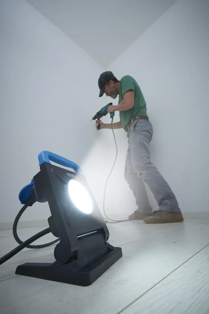 24 W LED Arbeitsleuchte mit 2 Steckdosen