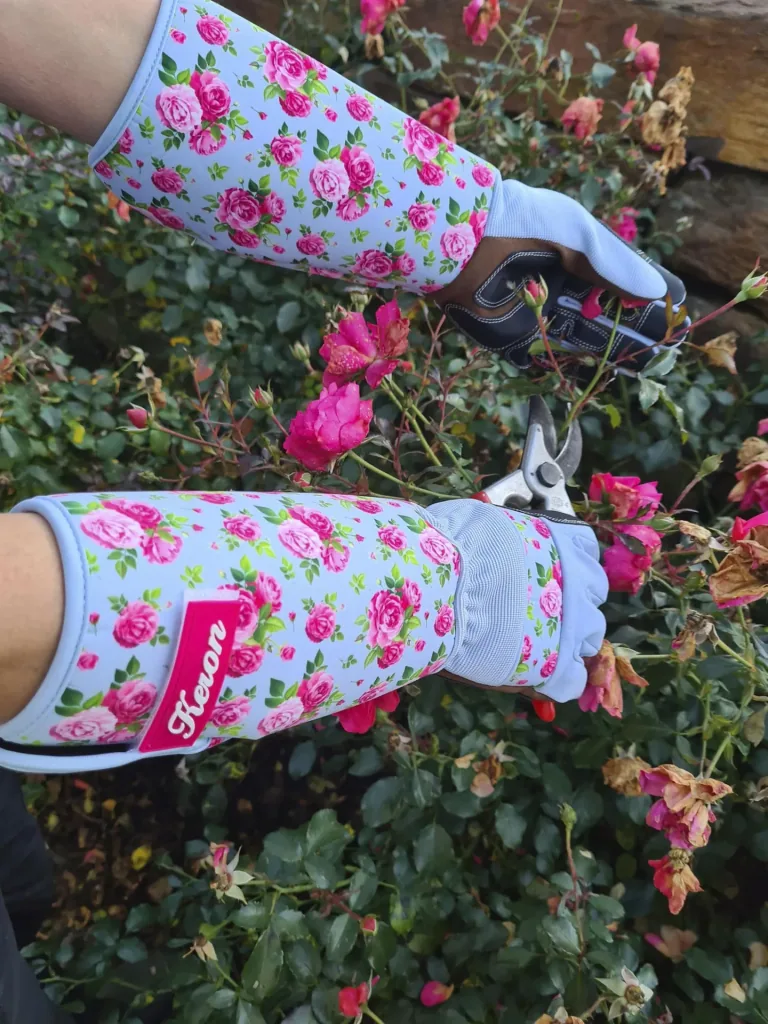 Rosenhandschuhe für Damen, Gr. 8/M, Rosen-Design, hellblau/pink, 1 Paar