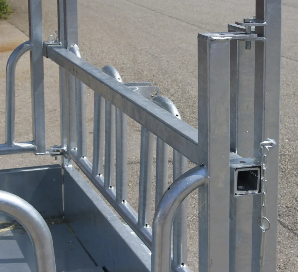 Viereckraufe mit Palisadenfressgitter, für Rinder und Pferde