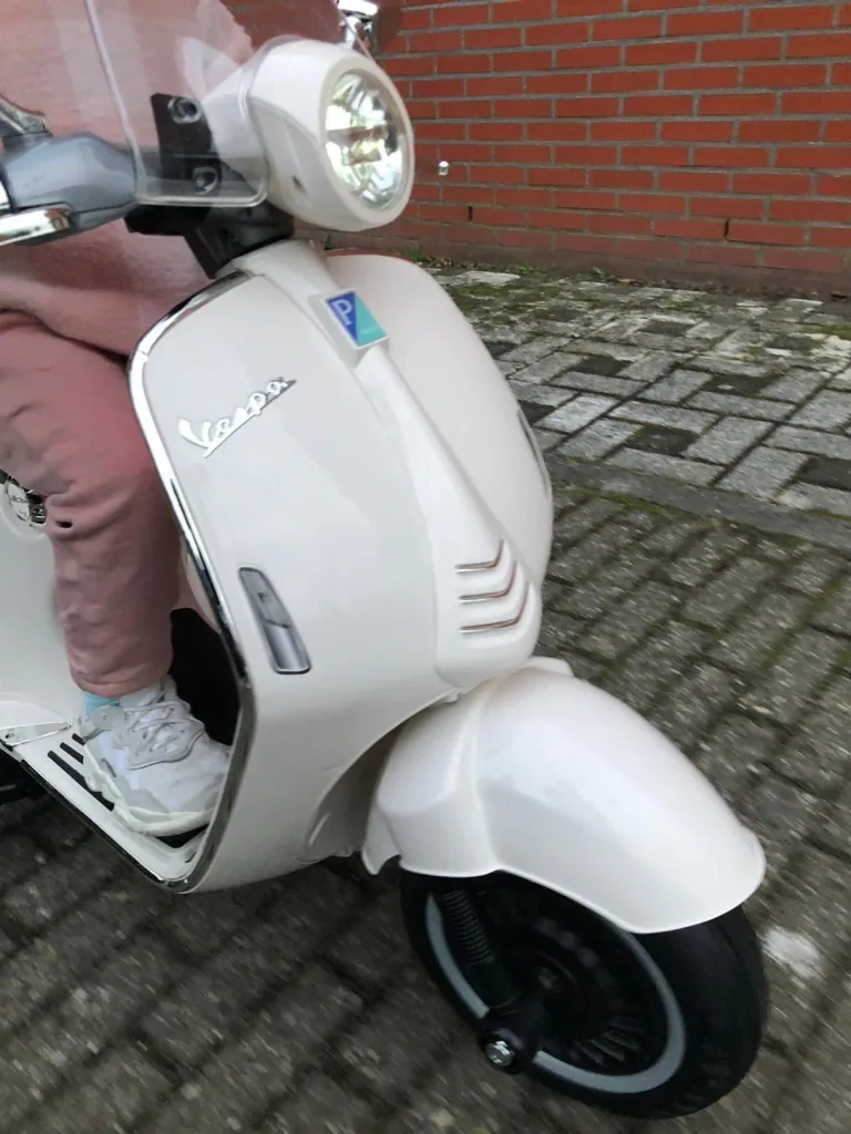 Spielzeug-Kinderauto, weiß