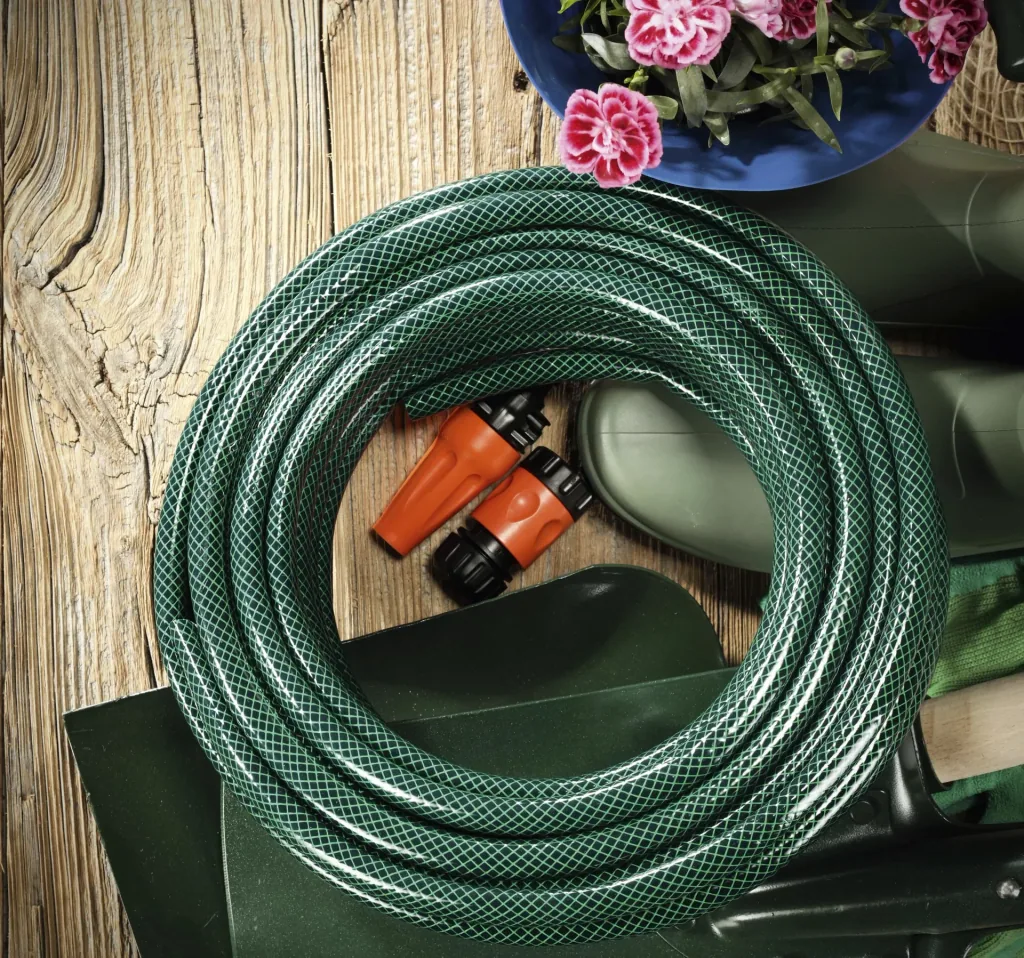 Set Akku-Regenfasspumpe, teleskopierbar, 12 Volt + Regentonnen-Netz 95 cm + Gartenschlauch-Set „Economic ½“, 20 Meter