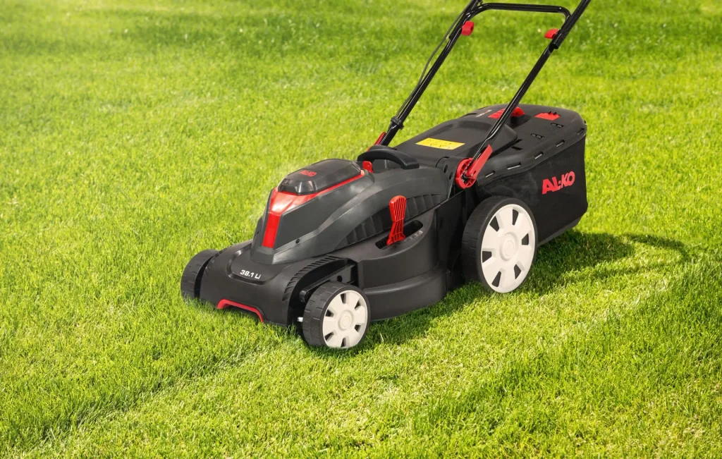 18 V BOSCH HOME AND GARDEN COMPATIBLE Akku-Rasenmäher 38.1 Li - inkl. 2 Akkus und Ladegerät