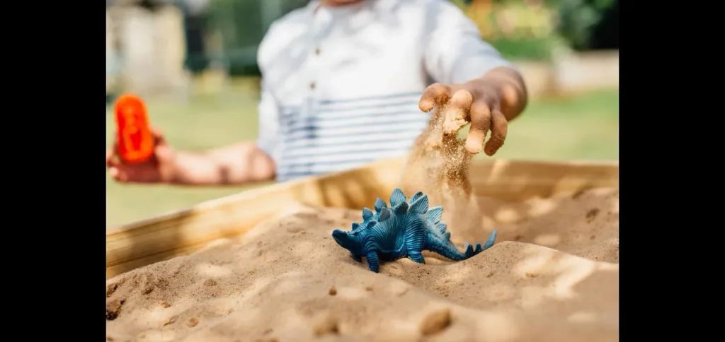Sand- und Wassertisch Sandy Bay, Outdoor-Spieltisch für Kinder aus Holz, 2er Set, natur