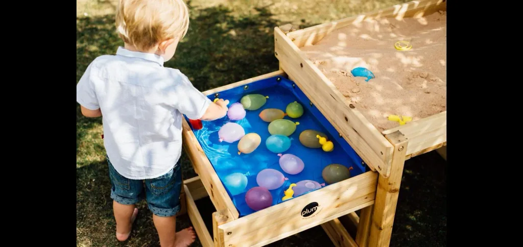 Sand- und Wassertisch Sandy Bay, Outdoor-Spieltisch für Kinder aus Holz, 2er Set, natur