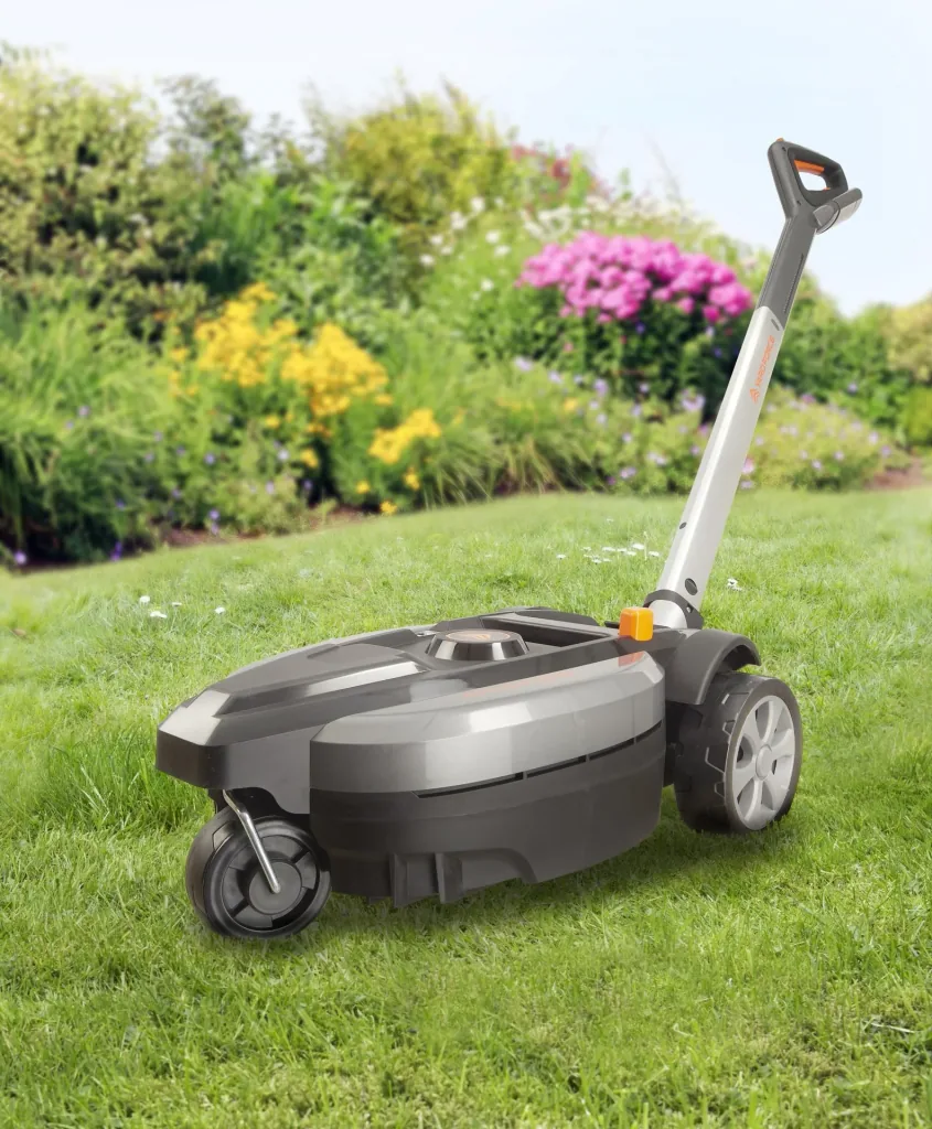 Akku-Rasenmäher, Akku-Grastrimmer und Akku-Heckenschere im Set