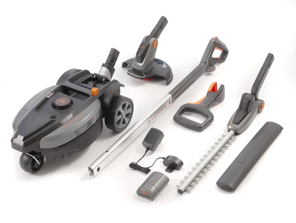 Akku-Rasenmäher, Akku-Grastrimmer und Akku-Heckenschere im Set