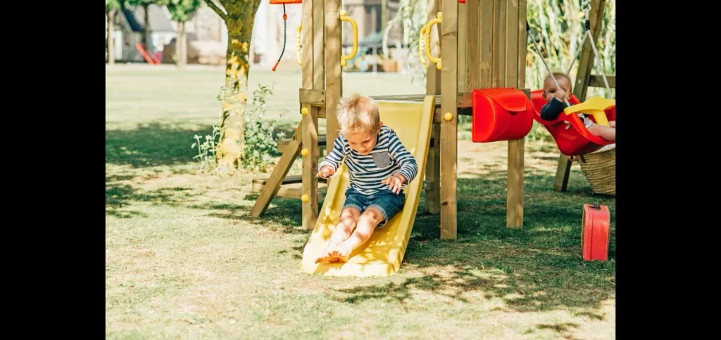 Kleinkinder Turm mit Babyschaukel, Outdoor-Kletterturm für Kleinkinder aus Holz, Babyschaukel, Rutsche, natur