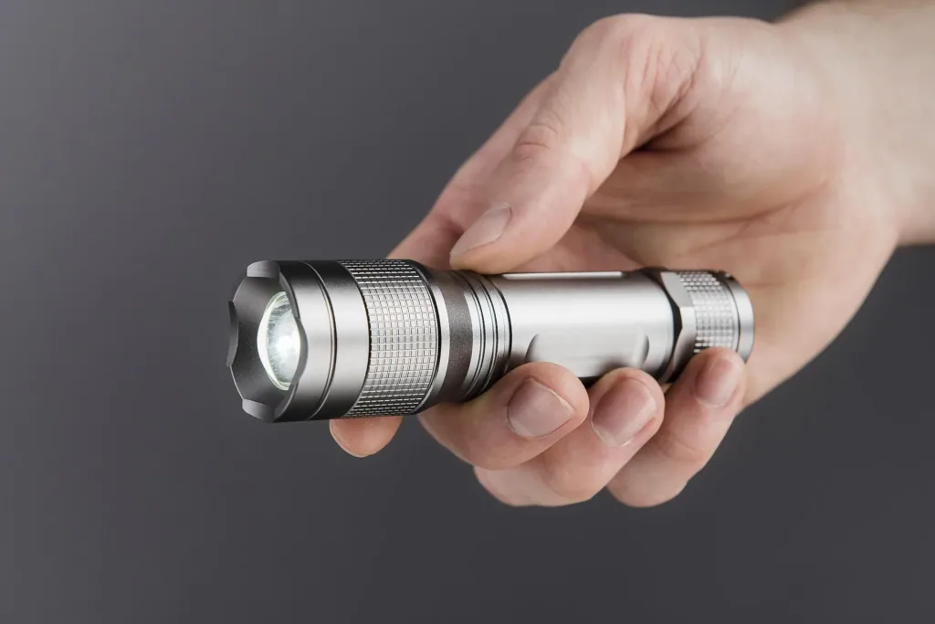 Aluminium Taschenlampe mit Zoom, 5 W Cree LED, spritzwassergeschützt nach IPX4