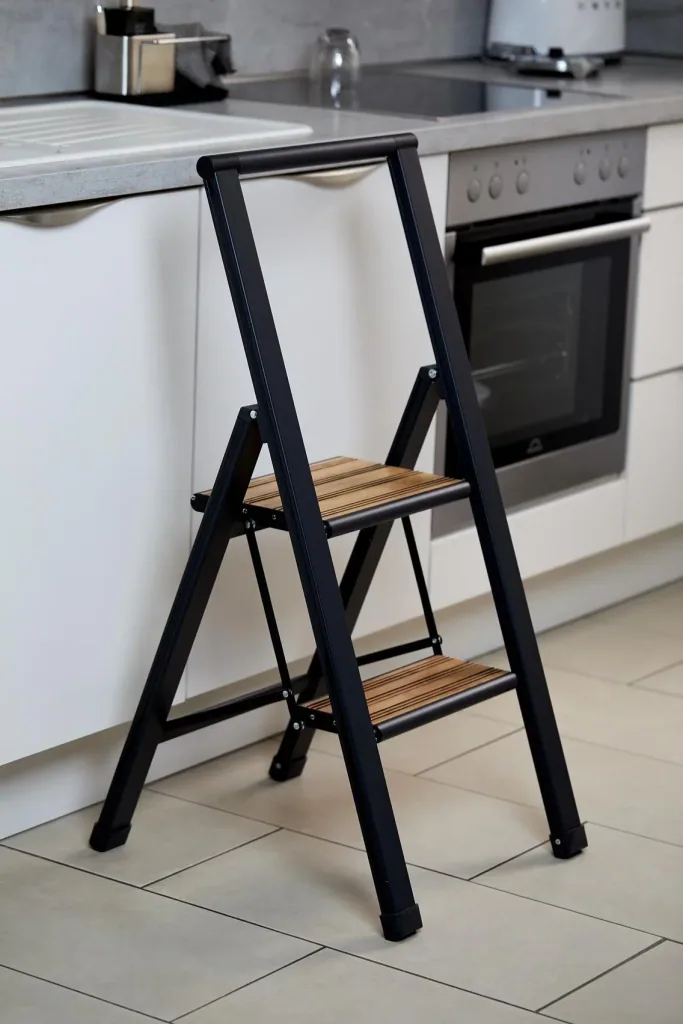 Alu-Design Klapptrittleiter 2-stufig Schwarz, rutschfeste Haushaltsleiter, Sicherheits-Stehleiter