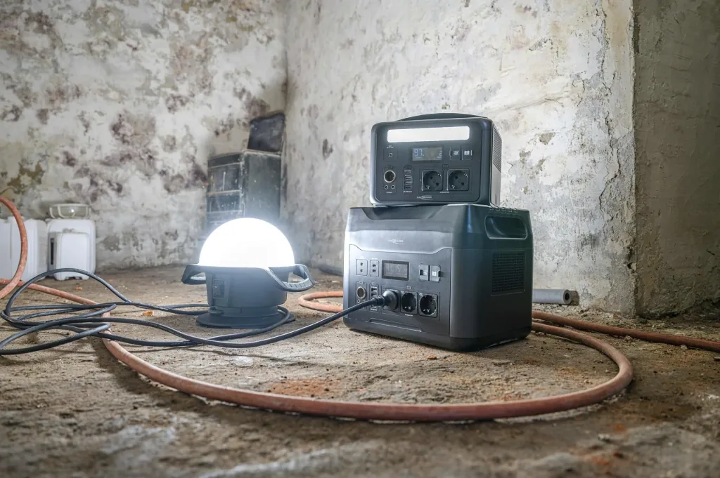 Powerstation mit LED Lampe, AC Steckdosen, Autosteckdose und USB, 600 Watt