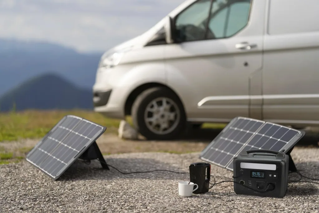 Powerstation mit LED Lampe, AC Steckdosen, Autosteckdose und USB, 600 Watt