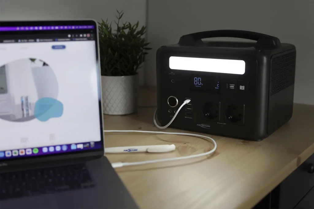Powerstation mit LED Lampe, AC Steckdosen, Autosteckdose und USB, 600 Watt