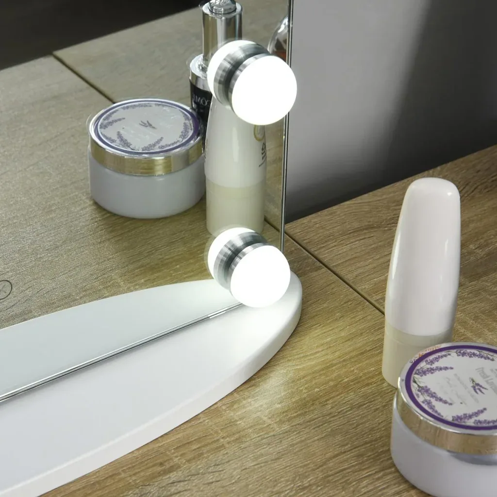 Hollywood-Schminktisch mit Lampen