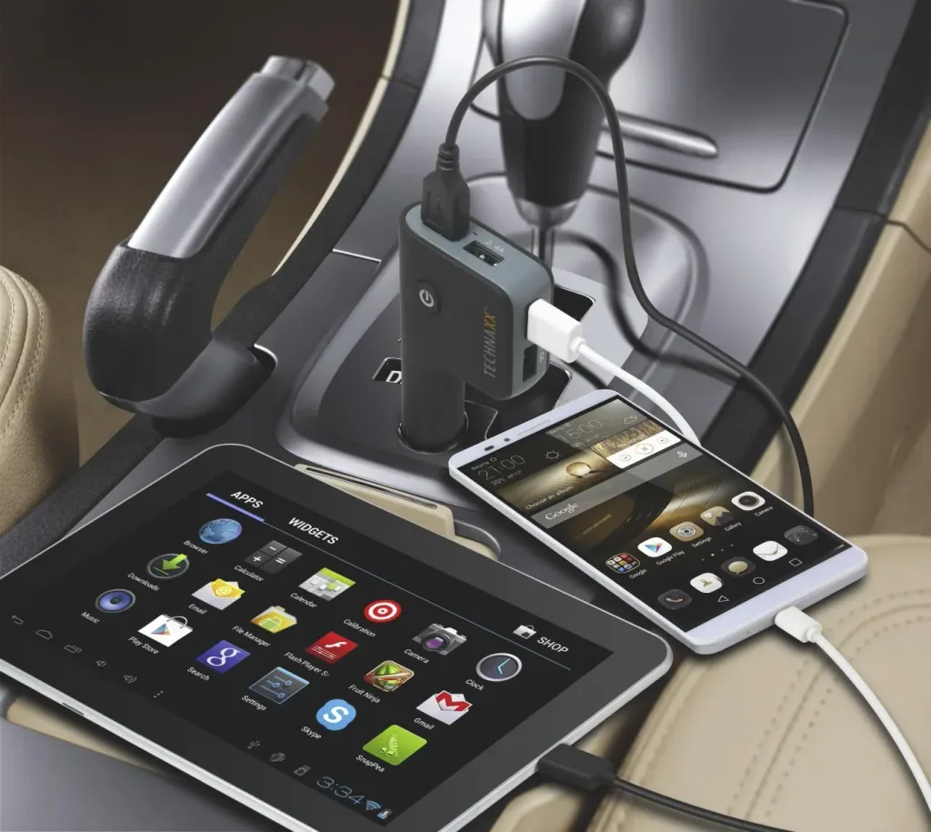 Universale Smartphone-Autohalterung und 4-fach USB-Ladegerät für mobile Geräte