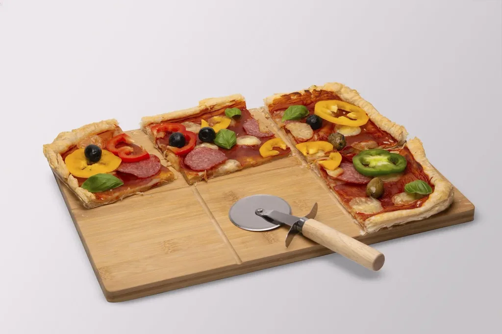 Pizzaschneidebrett mit Pizzaschneider