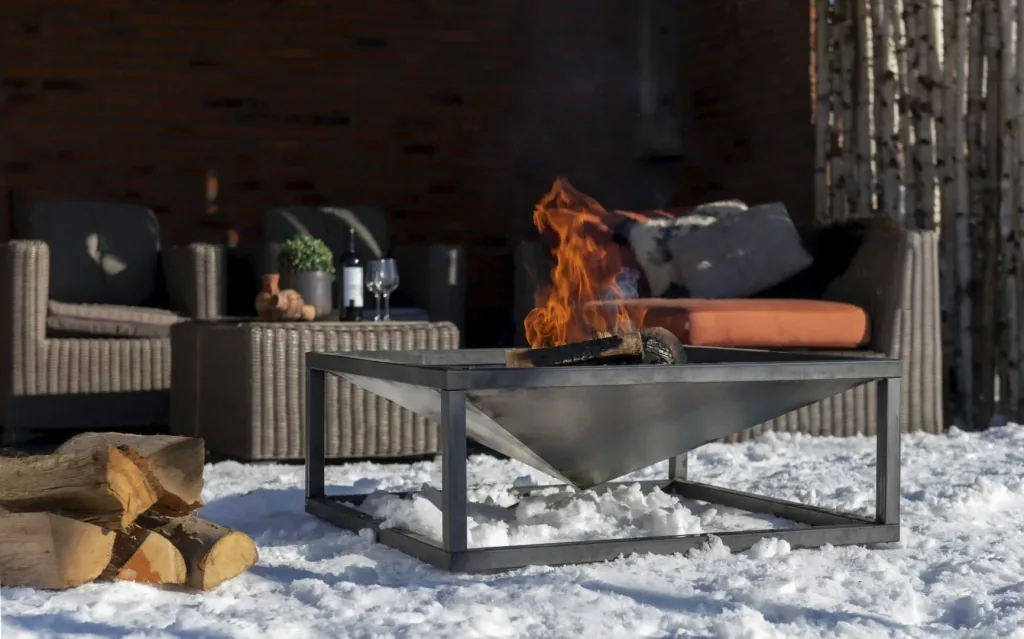 Kamin Thor handgefertigter Metall-Kamin in poliertem rostfarbenem Stahl Größe 110 cm