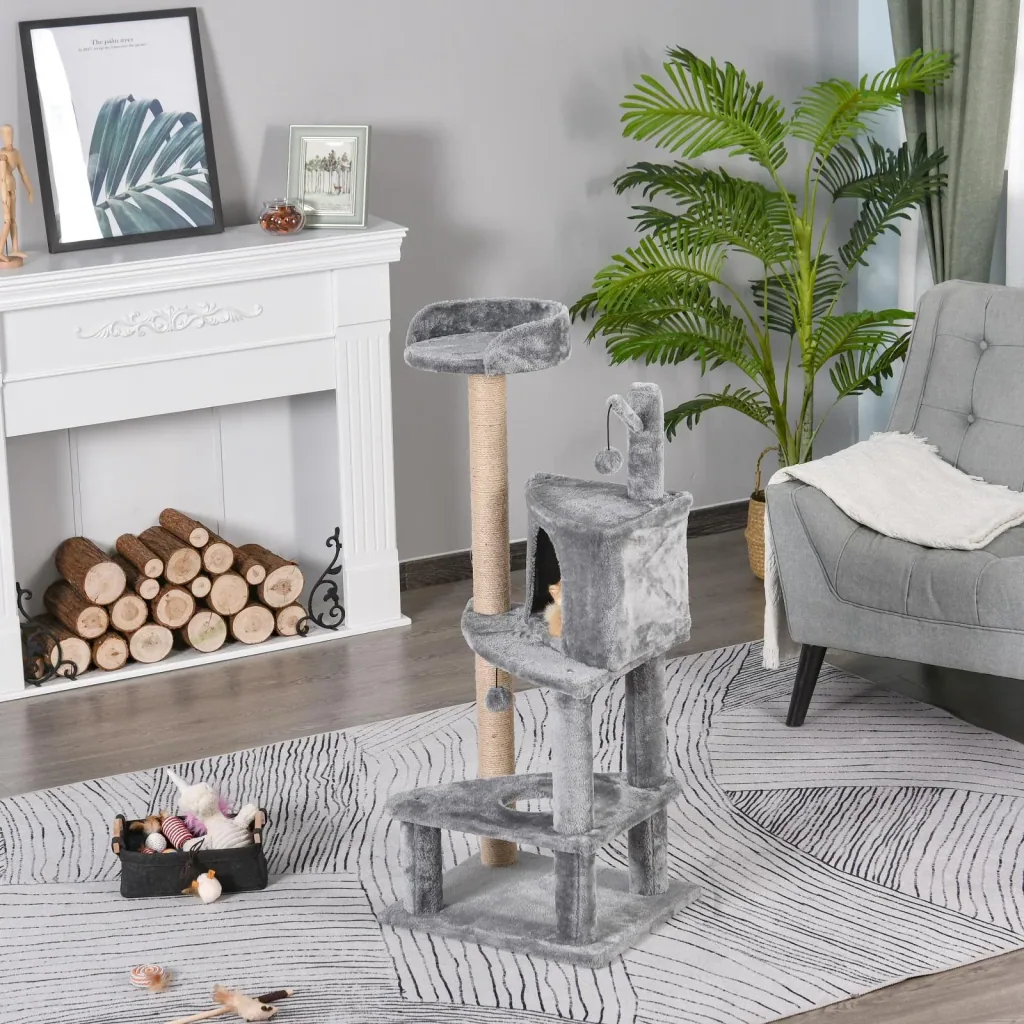 Kratzbaum mit Spielbällen