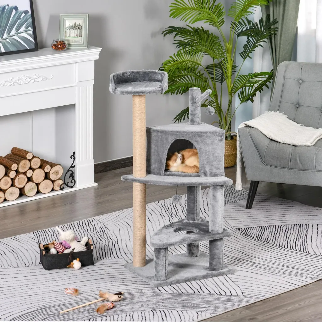 Kratzbaum mit Spielbällen