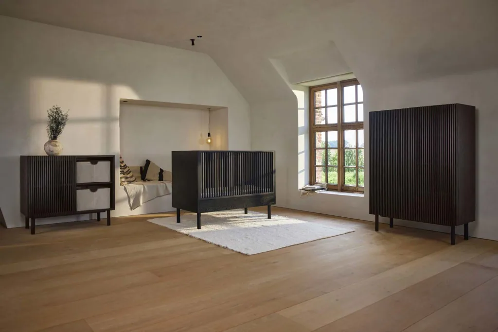 Quax HAI NO KI 2 türiger Schrank Esche schwarz