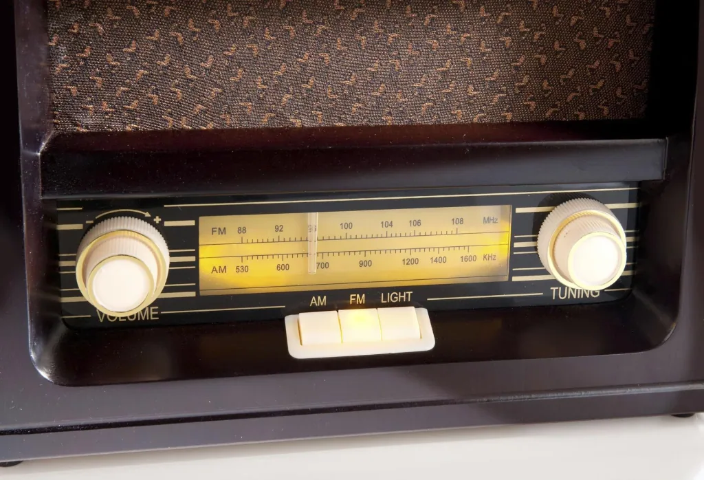 Nostalgieradio mit Echtholzgehäuse und bernsteinfarbenen Tasten