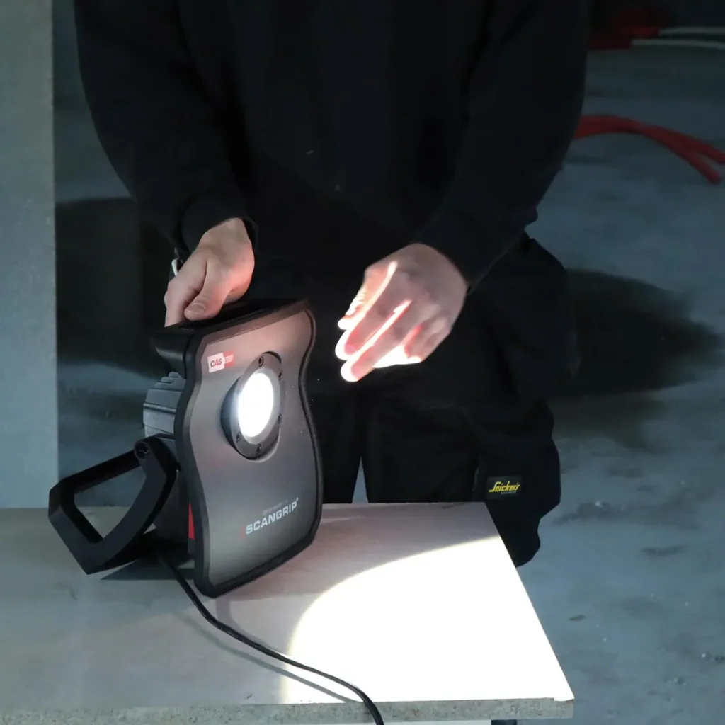 Handflutlichtstrahler NOVA 4 CAS + 12V 4Ah Akku, SC30 Ladegerät mit abnehmbarem Diffuser