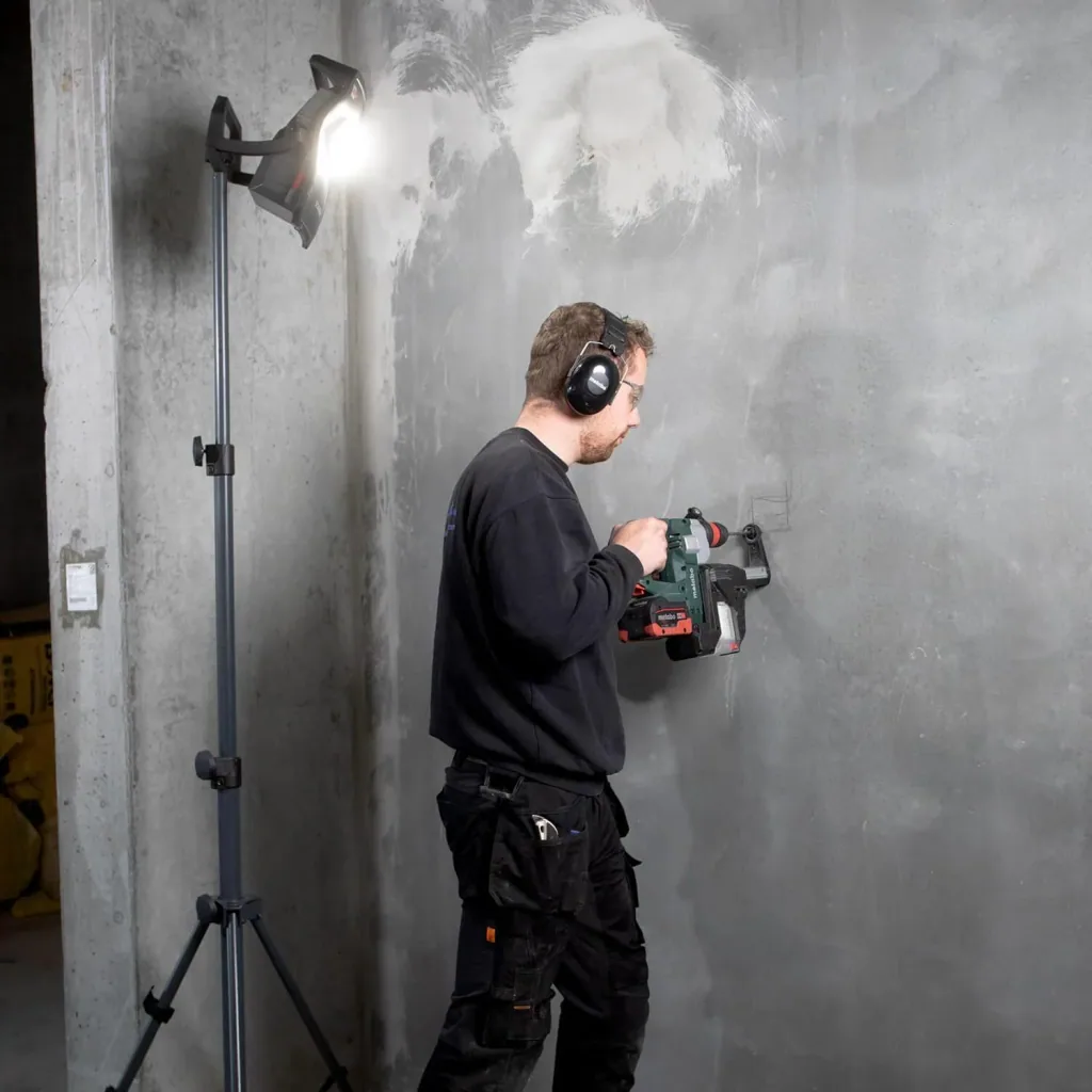 Handflutlichtstrahler NOVA 4 CAS + 12V 4Ah Akku, SC30 Ladegerät mit abnehmbarem Diffuser