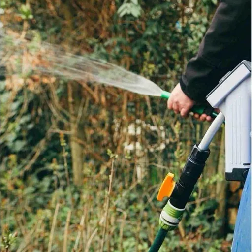 12V ACCU-WATERPOMP 1500 L/Stunde inklusive 1 Akku, Ladegerät und Halterung